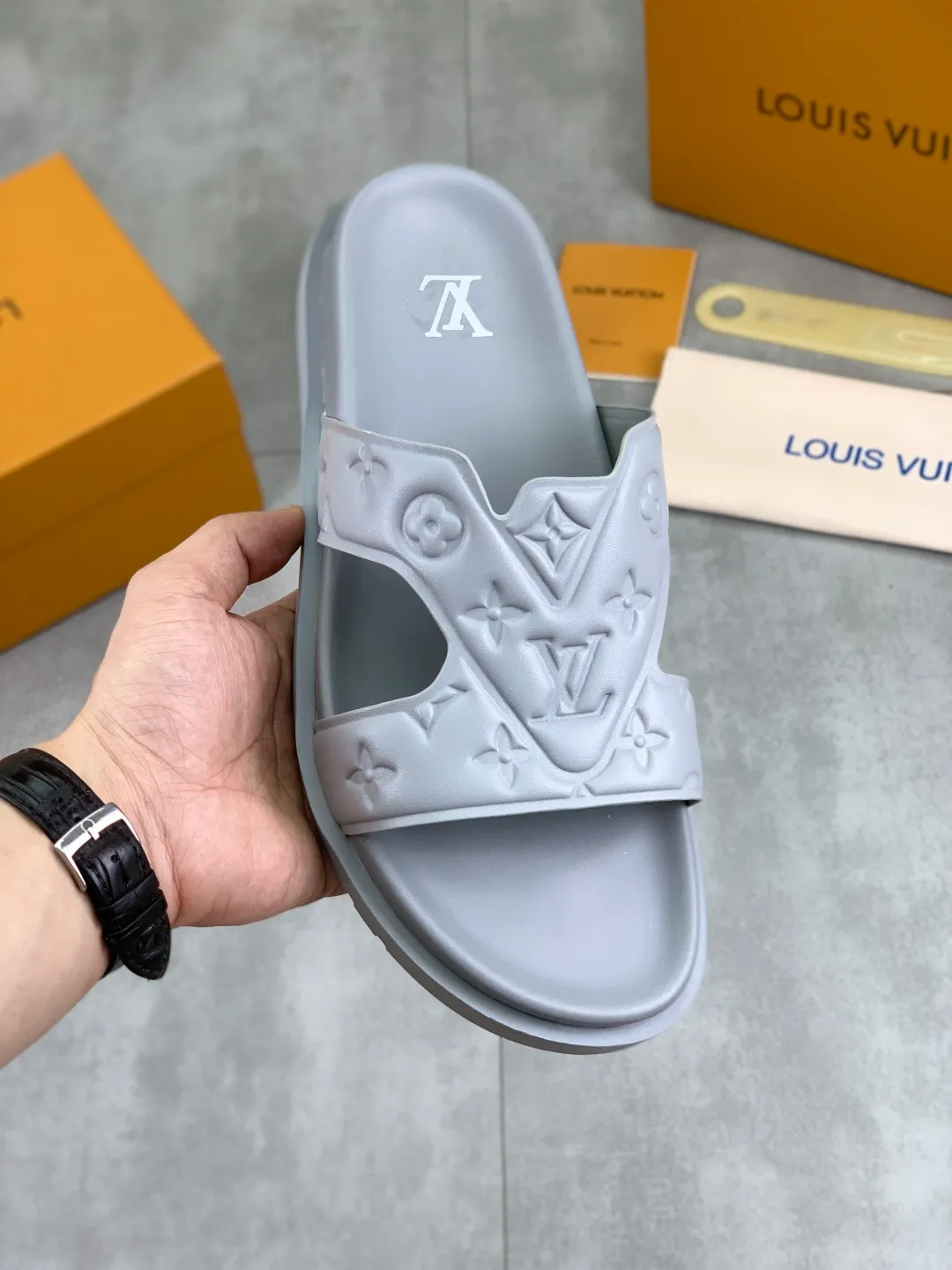 Men's shoes 💰P320💰【New style】🆘 Original quality 【LOUIS VUITTON】The popular Louis Vuitton LV men's slippers on the official website are on sale simultaneously! Original fabric imported from Italy, original factory special supply, code number: 38-44 (45 customized), many colors available
